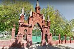 Столична влада заборонила розбирати огорожу Байкового кладовища