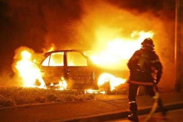 На стоянці в Києві горіли три автомобілі