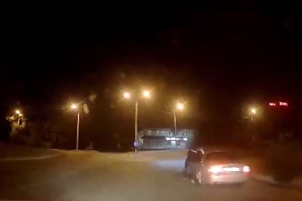 У Дніпрі водій Jaguar, тікаючи, протягнув поліцейського на дверцятах авто (відео)