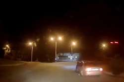 У Дніпрі водій Jaguar, тікаючи, протягнув поліцейського на дверцятах авто (відео)