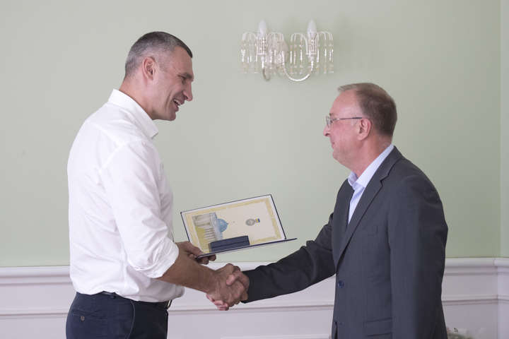 Кличко вручив киянам державні нагороди до Дня Незалежності (фото)