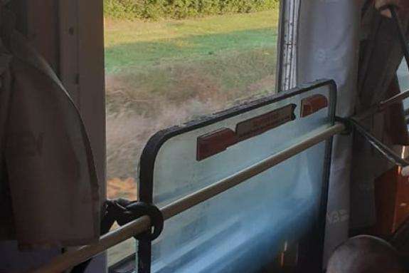 У поїзді Маріуполь - Львів познімали вікна через спеку 