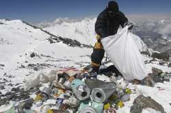 Влада Непалу заборонила на Евересті одноразові пластикові вироби 