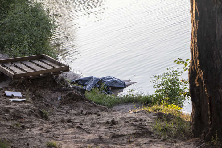 На березі озера на Троєщині знайшли мертву жінку (фото, відео)