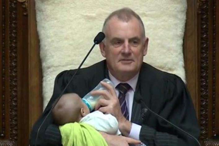 Спікер парламенту Нової Зеландії вів засідання і няньчив немовля 