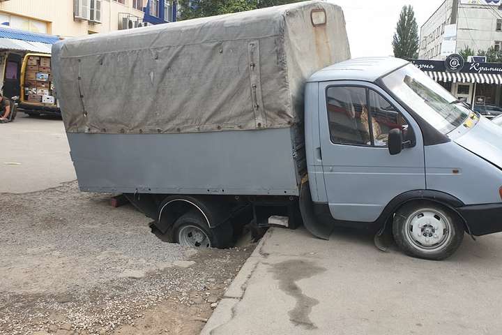 У Києві вантажівка провалилася під асфальт (фото)