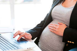 Американка неожиданно для себя родила тройню, спутав схватки с камнями в почках