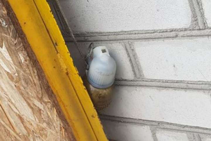 На Київщині невідомі прив’язали чоловіку на гараж гранату (фото)