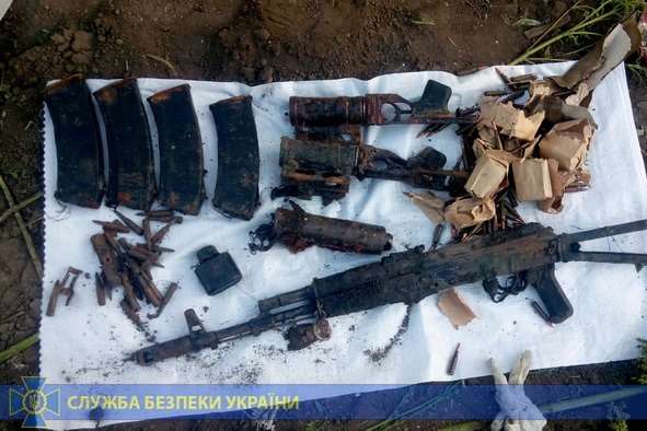На Луганщині у покинутій школі знайшли схованку зі зброєю