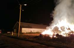 Скирти, що загорілися, знаходилися між сховищами сіна та зерна 