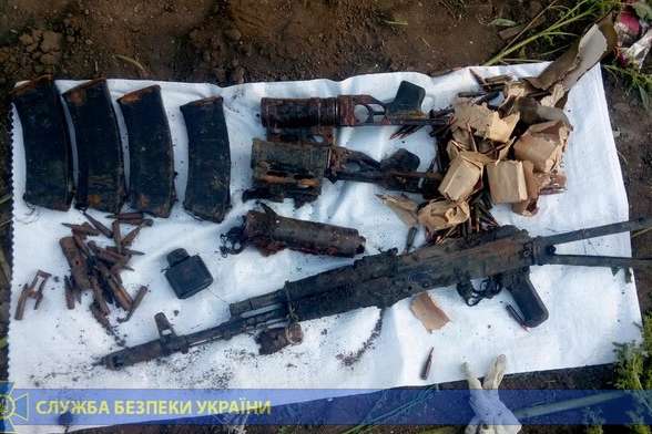 В прифронтовой школе на Донбассе найден тайник с оружием