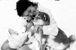 В постели с собаками: нежные и соблазнительные фото Даши Астафьевой