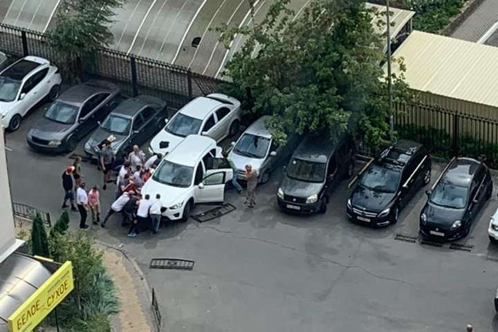 У дворі будинку в Києві авто наїхало на жінку з дитиною (відео)