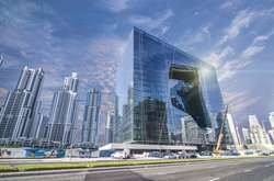 Будівля матиме дві вежі, в одній - готель Me Dubai Hotel, а в іншій – офісні приміщення, дванадцять ресторанів і бар на даху