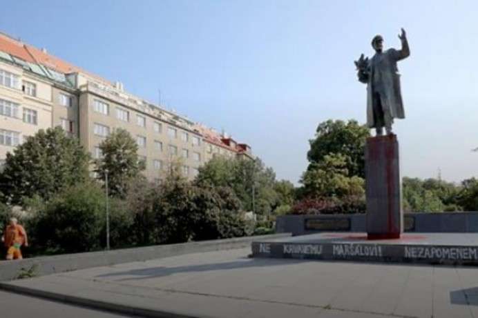 У Празі невідомі облили червоною фарбою пам'ятник радянському маршалу