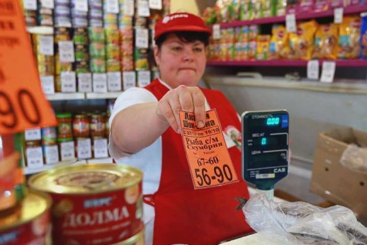 Росіяни почали купувати харчі у борг