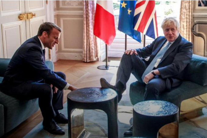 Прем'єр Британії Джонсон закинув ногу на стіл на зустрічі з Макроном
