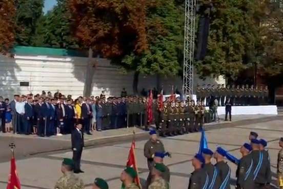 На Софійській площі в Києві Зеленський привітав військових з Днем прапора