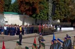 Президент на Софійській площі у Києві під час святкування Дня прапора