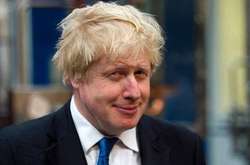 Одиозный Борис Джонсон на встрече с Макроном закинул ногу на стол (видео)