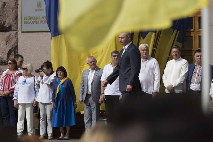 Біля київської мерії Кличко урочисто підняв Державний прапор (фото)