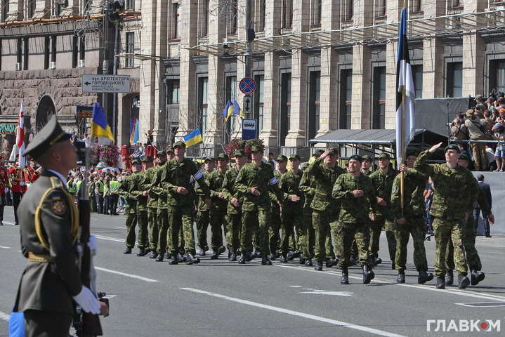 Військові підрозділи іноземних держав на парадах до Дня Незалежності позитивно впливали на імідж України – історикиня