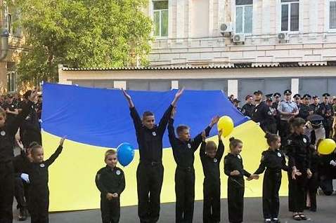 У поліції Києва розгорнули п’ятиметровий синьо-жовтий стяг (фото, відео)