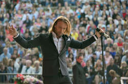 Олег Винник представил душещипательный трек «Сльози на землі»