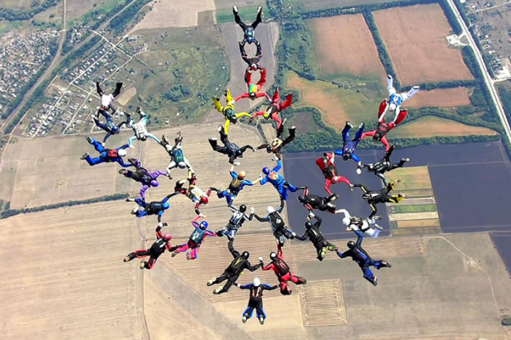 В небе над Харьковщиной парашютисты из 12 стран соединились в герб Украины (видео)