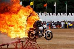 Так відзначають День Незалежності в Індії: на мотоциклі – через палаюче кільце