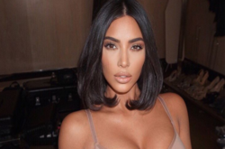 Модный шок: Ким Кардашьян вышла на прогулку в спортивных штанах и босоножках