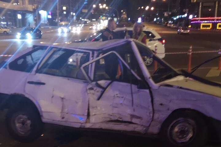 У Києві на площі Перемоги зіткнулися Audi й «Дев’ятка» – є постраждалі