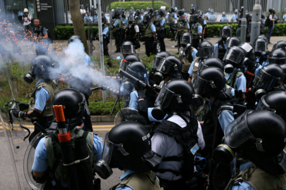 Протести у Гонконгу: поліція застосувала сльозогінний газ