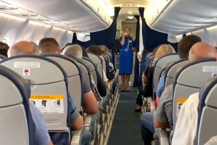 Стюардеса заспівала на борту літака Гімн України - В літаку МАУ стюардеса заспівала пасажирам Гімн України (відео)