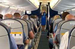  Стюардеса заспівала на борту літака Гімн України 