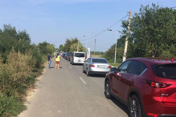 На кордоні з Угорщиною авто застрягли у рекордних чергах (фото)
