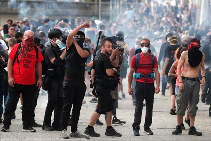 Французька поліція застосувала водомети на мітингу противників саміту G7