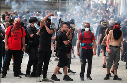 Французька поліція застосувала водомети на мітингу противників саміту G7