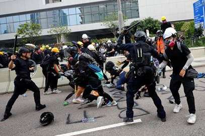 Поліція Гонконгу після нічних сутичок заарештувала 29 осіб 
