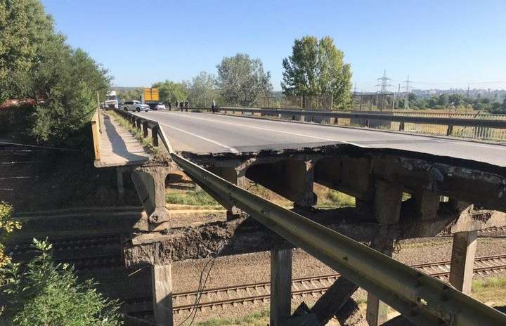 Під Харковом обвалився автомобільний міст