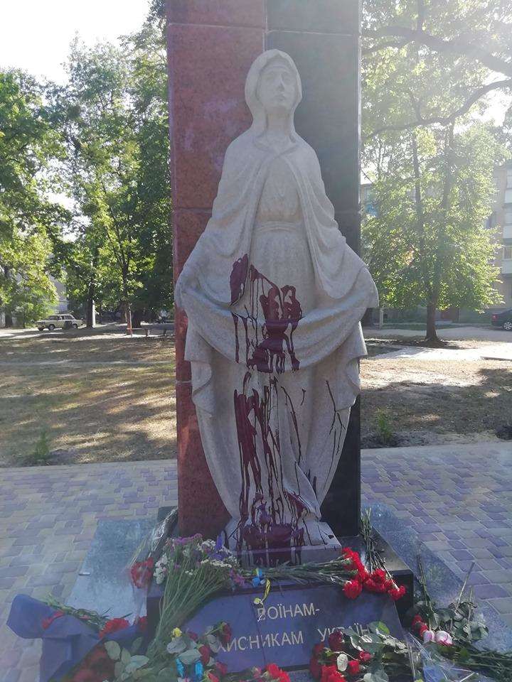 У День Незалежності на Житомирщині облили фарбою Меморіал пам’яті воїнам АТО