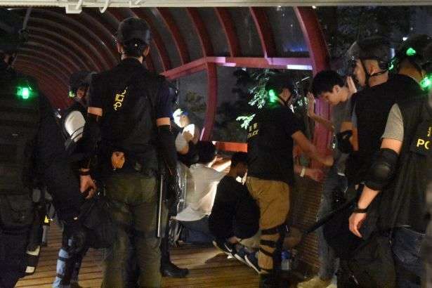  У Гонконзі поліція вперше застосувала водомети проти протестувальників 