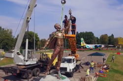  Кличко показав, як встановлюють пам’ятник Ігорю Сікорському 