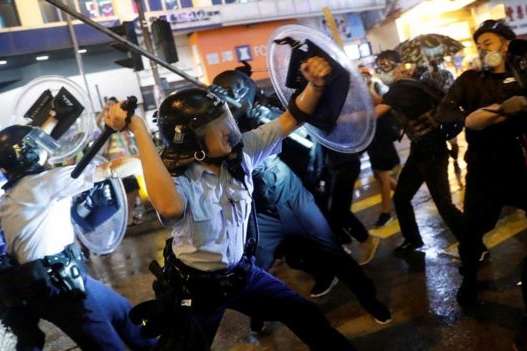 Поліція Гонконгу застосувала вогнепальну зброю проти мітингарів (відео)
