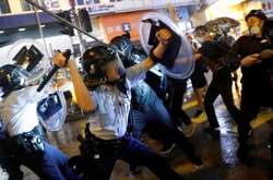 Поліція Гонконгу застосувала вогнепальну зброю проти мітингарів (відео)