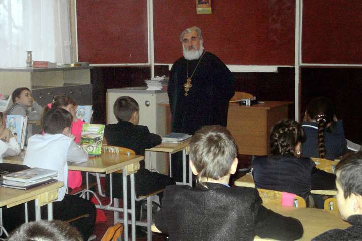 Зеленського через петицію закликають заборонити у школах християнську етику