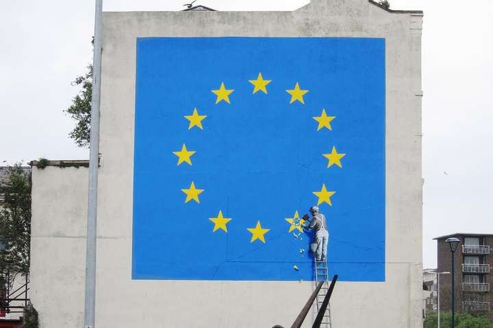 У Британії будівельники зафарбували графіті Бенксі