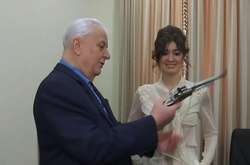 Кравчук зізнався, що лягає спати з пістолетом