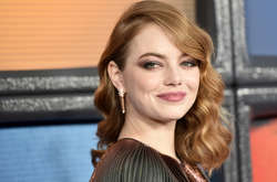 Эмма Стоун в роллы Круэллы где Виль:  фото со съемок приквела фильма «101 далматинец»