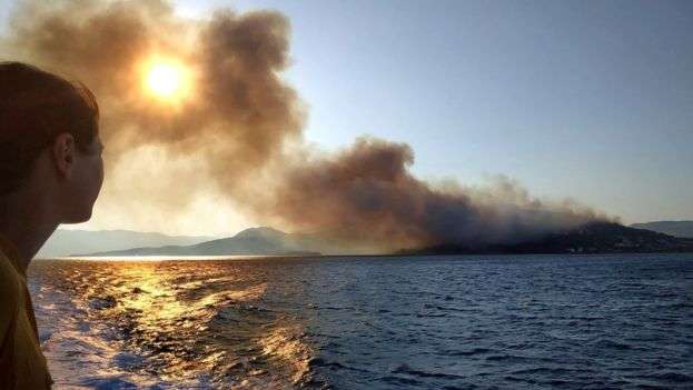 У Греції через лісові пожежі евакуювали туристів